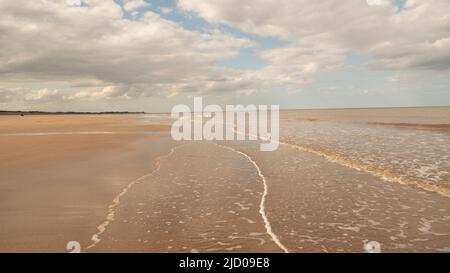 Vuota Skegness / Ingoldmells Beach con la marea che entra. Nel tardo pomeriggio. Skegness, Lincolnshire Foto Stock