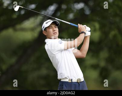 New York, Stati Uniti. 16th giugno 2022. Keita Nakajima del Giappone colpisce il suo tee shot sul foro 6th nel primo round del 122nd United States Open Championship al Country Club di Brookline, Massachusetts, giovedì 16 giugno 2022. Foto di John Angelillo/UPI Credit: UPI/Alamy Live News Foto Stock