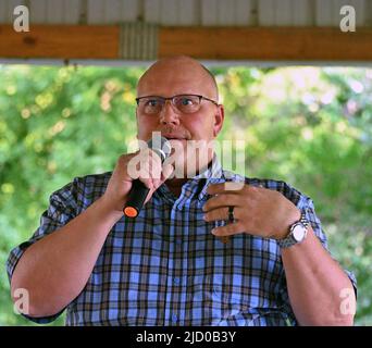 EL DORADO, KANSAS - GIUGNO 15 Mike Brown l'attuale candidato repubblicano per il Segretario di Stato del Kansas partecipa al picnic della contea di Butler e si rivolge agli elettori sulle sue questioni di piattaforma della campagna Foto Stock