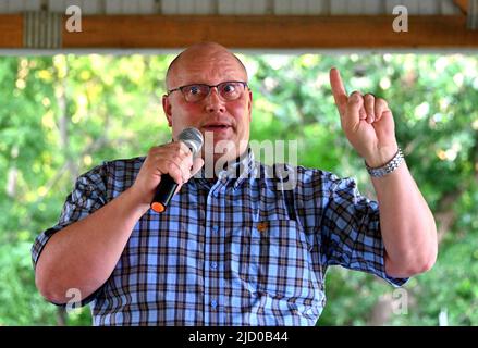 EL DORADO, KANSAS - GIUGNO 15 Mike Brown l'attuale candidato repubblicano per il Segretario di Stato del Kansas partecipa al picnic della contea di Butler e si rivolge agli elettori sulle sue questioni di piattaforma della campagna Foto Stock