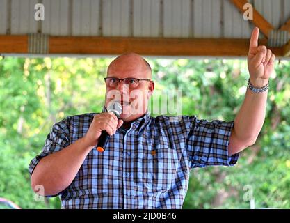 EL DORADO, KANSAS - GIUGNO 15 Mike Brown l'attuale candidato repubblicano per il Segretario di Stato del Kansas partecipa al picnic della contea di Butler e si rivolge agli elettori sulle sue questioni di piattaforma della campagna Foto Stock