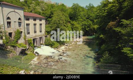 Veduta aerea di un vecchio edificio e di un piccolo canyon a Goergia, nella regione dell'Adjara. Foto di alta qualità Foto Stock