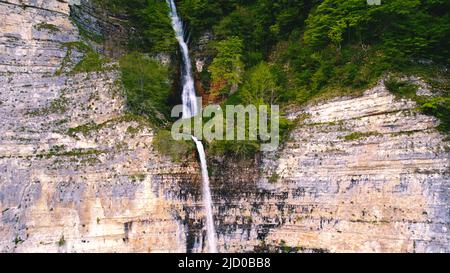 Panorama di un'enorme cascata di Kinchkha sul Canyon Okatse, vicino a Kutaisi, Georgia, scatto aereo. Foto di alta qualità Foto Stock