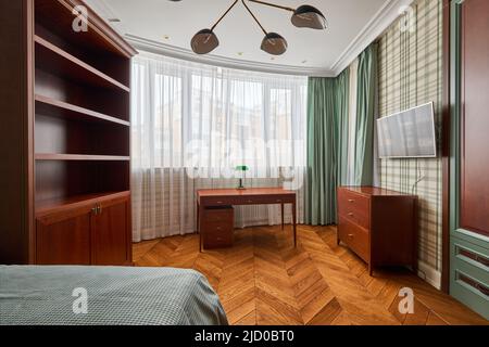 Letto grande e confortevole con molti cuscini diversi Foto stock - Alamy