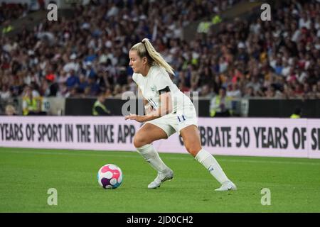 Wolverhampton, Regno Unito. 16th giugno 2022. Lauren Hemp (11 Inghilterra) in palla durante la partita di calcio internazionale amichevole tra Inghilterra e Belgio al Molineux Stadium di Wolverhampton, Inghilterra Natalie Mincher/SPP Credit: SPP Sport Press Photo. /Alamy Live News Foto Stock