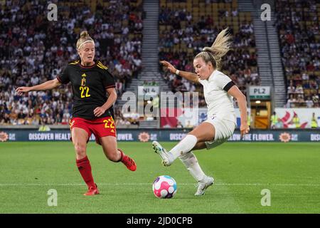Wolverhampton, Regno Unito. 16th giugno 2022. Lauren Hemp (11 Inghilterra) in palla durante la partita di calcio internazionale amichevole tra Inghilterra e Belgio al Molineux Stadium di Wolverhampton, Inghilterra Natalie Mincher/SPP Credit: SPP Sport Press Photo. /Alamy Live News Foto Stock