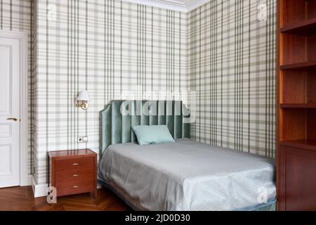 Letto grande e confortevole con molti cuscini diversi Foto stock - Alamy