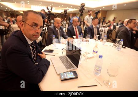 Beirut, Libano. 16th giugno 2022. Il Presidente della Arab Internet & Telecom Union feras Bakour (Front) partecipa a una conferenza sulla sicurezza informatica a Beirut, Libano, il 16 giugno 2022. Bakour giovedì ha esortato il mondo arabo a investire di più nella tecnologia informatica, poiché la trasformazione digitale contribuisce solo al 4% della crescita del PIL della regione. Credit: Bilal Jawich/Xinhua/Alamy Live News Foto Stock