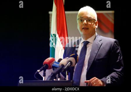 Beirut, Libano. 16th giugno 2022. Il ministro delle telecomunicazioni libanese Johnny Corm ha tenuto un discorso in occasione di una conferenza sulla sicurezza informatica a Beirut, Libano, il 16 giugno 2022. Il presidente della Arab Internet & Telecom Union feras Bakour giovedì ha esortato il mondo arabo a investire di più nella tecnologia informatica, poiché la trasformazione digitale contribuisce solo al 4% della crescita del PIL della regione. Credit: Bilal Jawich/Xinhua/Alamy Live News Foto Stock