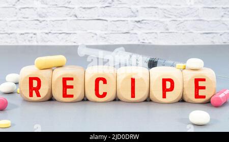 RICETTA parola scritta su blocco di legno, concetto. Foto Stock