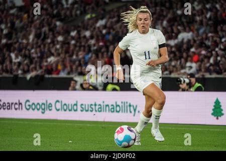 Wolverhampton, Regno Unito. 16th giugno 2022. Lauren Hemp (11 Inghilterra) in palla durante la partita di calcio internazionale amichevole tra Inghilterra e Belgio al Molineux Stadium di Wolverhampton, Inghilterra Natalie Mincher/SPP Credit: SPP Sport Press Photo. /Alamy Live News Foto Stock