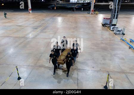 Brasilia, Brasile. 16th giugno 2022. Gli ufficiali della polizia federale arrivano all'hangar della polizia federale con i resti, presumibilmente dell'esperto indigeno Bruno Pereira e del giornalista britannico Dom Phillips. Presso la sede brasiliana, i resti sono da esaminare forensicamente. Ci sono ora molte indicazioni che il giornalista britannico scomparso e l'esperto indigeno scomparso sono stati uccisi nella regione amazzonica del Brasile. Credit: Myke Sena/dpa/Alamy Live News Foto Stock