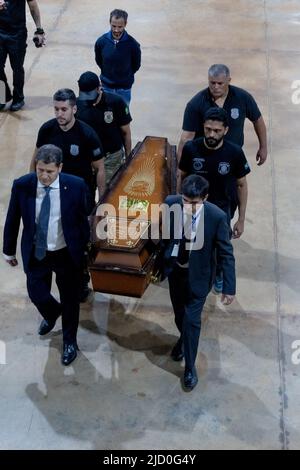 Brasilia, Brasile. 16th giugno 2022. Gli ufficiali della polizia federale arrivano all'hangar della polizia federale con i resti, presumibilmente dell'esperto indigeno Bruno Pereira e del giornalista britannico Dom Phillips. Presso la sede brasiliana, i resti sono da esaminare forensicamente. Ci sono ora molte indicazioni che il giornalista britannico scomparso e l'esperto indigeno scomparso sono stati uccisi nella regione amazzonica del Brasile. Credit: Myke Sena/dpa/Alamy Live News Foto Stock