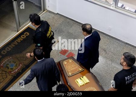 Brasilia, Brasile. 16th giugno 2022. Gli ufficiali della polizia federale arrivano all'hangar della polizia federale con i resti, presumibilmente dell'esperto indigeno Bruno Pereira e del giornalista britannico Dom Phillips. Presso la sede brasiliana, i resti sono da esaminare forensicamente. Ci sono ora molte indicazioni che il giornalista britannico scomparso e l'esperto indigeno scomparso sono stati uccisi nella regione amazzonica del Brasile. Credit: Myke Sena/dpa/Alamy Live News Foto Stock