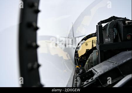 Una US Air Force F-15D Eagle assegnata al 44th Fighter Squadron, Kadena Air base, Giappone, si avvicina a un KC-135 Stratotanker assegnato al 912th Air Refueling Squadron, March Air Reserve base, California, per il rifornimento aereo, 9 giugno 2022. Per decenni, la base aerea di Kadena è stata la Keystone del Pacifico, consentendo la proiezione della potenza degli Stati Uniti. (STATI UNITI Air Force foto di Tech. SGT. Corban Lundborg) Foto Stock