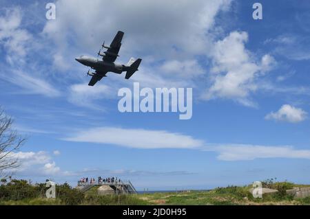 A C130 vola su Point du Hoc in Normandia Francia il 6 giugno 2022. I vincitori della V Corps' Ehlers Cup e gli sponsor hanno avuto l'opportunità unica di visitare la Francia in Normandia nel 78th anniversario dell'invasione del D-Day. Foto dell'esercito degli Stati Uniti da parte dello staff Sgt. Kenneth D Burkhart Foto Stock