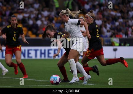 WOLVERHAMPTON, REGNO UNITO. GIU 16th Beth Mead d'Inghilterra in palla durante la partita internazionale amichevole tra Inghilterra Donne e Belgio a Molineux, Wolverhampton giovedì 16th giugno 2022. (Credit: Tom West | MI News) Credit: MI News & Sport /Alamy Live News Foto Stock