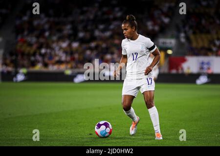 WOLVERHAMPTON, REGNO UNITO. GIU 16th Nikita Parris d'Inghilterra in palla durante la partita internazionale amichevole tra Inghilterra Donne e Belgio a Molineux, Wolverhampton Giovedi 16th giugno 2022. (Credit: Tom West | MI News) Credit: MI News & Sport /Alamy Live News Foto Stock