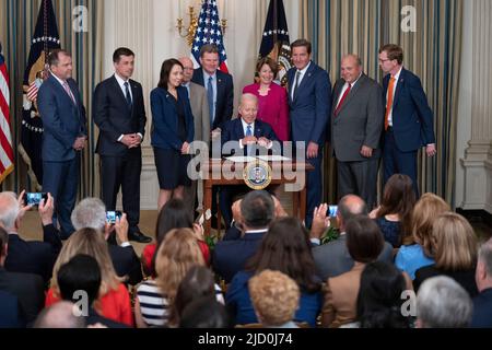 Il presidente degli Stati Uniti Joe Biden firma nella legge S. 3580, l'Ocean Shipping Reform Act del 2022 alla Casa Bianca a Washington, DC, 16 giugno 2022. Credito: Chris Kleponis/Pool via CNP/MediaPunch Foto Stock