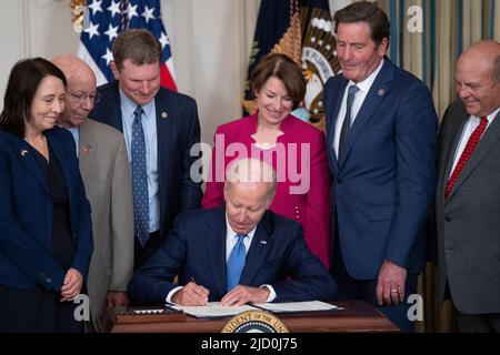 Il presidente degli Stati Uniti Joe Biden firma nella legge S. 3580, l'Ocean Shipping Reform Act del 2022 alla Casa Bianca a Washington, DC, 16 giugno 2022. Credito: Chris Kleponis/Pool via CNP/MediaPunch Foto Stock