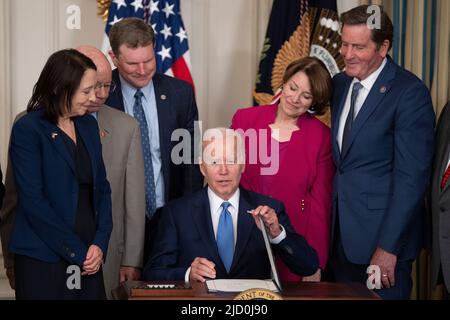 Il presidente degli Stati Uniti Joe Biden firma nella legge S. 3580, l'Ocean Shipping Reform Act del 2022 alla Casa Bianca a Washington, DC, 16 giugno 2022. Credito: Chris Kleponis/Pool via CNP/MediaPunch Foto Stock