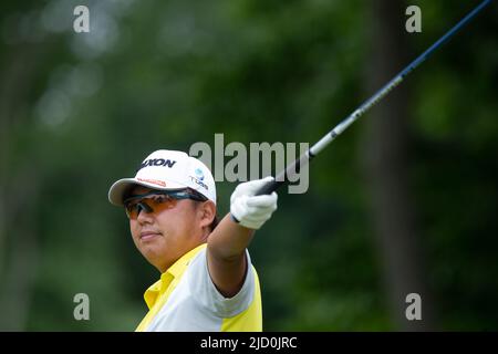 Brookline, Stati Uniti. 16th giugno 2022. Daiiro Izumida del Giappone colpisce il suo tee shot sulla buca 12th nel primo round del Campionato 122nd United States Open al Country Club di Brookline, ma Giovedì 16 Giugno 2022. Foto di Matthew Healey/UPI Credit: UPI/Alamy Live News Foto Stock