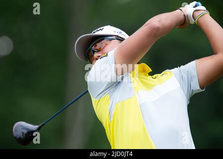 Brookline, Stati Uniti. 16th giugno 2022. Daiiro Izumida del Giappone colpisce il suo tee shot sulla buca 12th nel primo round del Campionato 122nd United States Open al Country Club di Brookline, ma Giovedì 16 Giugno 2022. Foto di Matthew Healey/UPI Credit: UPI/Alamy Live News Foto Stock