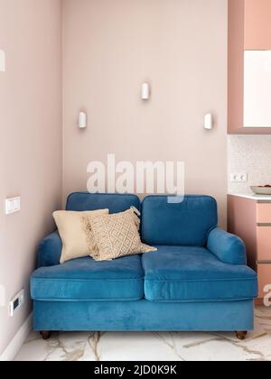 Foto della cucina abitabile decorata dell'appartamento Foto Stock