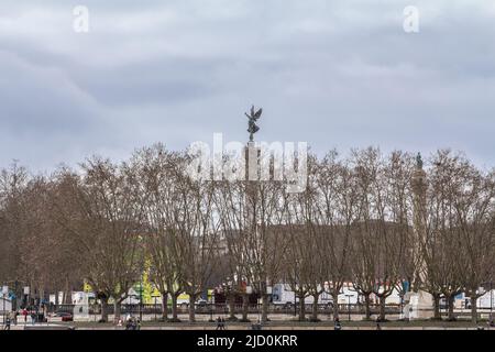 Foto di Place des Quinconces visto da lontano con il monumento aux Girondins con la sua colonna iconica. Il monumento ai Girondini , situato in Foto Stock