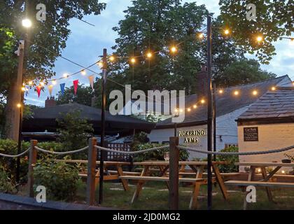 The Pickering Arms 17th c pub al crepuscolo, Bell Lane, Thelwall Village, Warrington, Cheshire, INGHILTERRA, REGNO UNITO, WA4 2SU Foto Stock