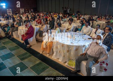 Kolkata, Bengala Occidentale, India. 16th giugno 2022. Maverick Commissioner .il libro scritto da Boria Majumder (noto Sports Historian & Author of Multiple sports book) con il sottotitolo Bengalese chiamato Promotto Commissioner è stato lanciato all'ITC SONAR Hotel di Kolkata, India il 16th giugno 2022 da alcune delle personalità eminenti di film, musica, E le Fraternità d'affari dell'India con il pubblico stellato, ospiti e personalità notevoli da strati differenti della società (immagine di accreditamento: © Amlan Biswas/Pacific Press via ZUMA Press Wire) Foto Stock