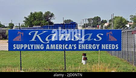 EL DORADO, KANSAS - 15 GIUGNO 2022Sign sulla recinzione di Maclaskey Oilfield servizi parcheggio con un sacco di trasporto vuoto a vuoto a vuoto a vuoto, camion pompa, verricelli, terne/camion di scarico, e camion di trasporto d'acqua credito: Mark Reinstein/MediaPunch Foto Stock