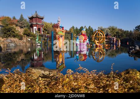 La magia delle Lanterne mostra a Dream Lake nel Giardino Cinese in autunno, Montreal Botanical Garden, Quebec, Canada. Foto Stock