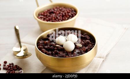 Korean Food Patjuk o Red Bean porridge con torta di riso rotonda, mangiare al Solstice Festival invernale Foto Stock