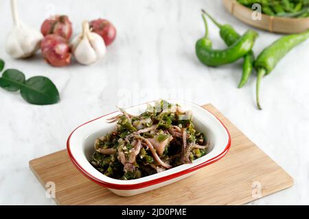 Cumi Cabai Hijau, Stir Fry Squid con peperoncino verde. Menu' popolare Indonesiano Foto Stock