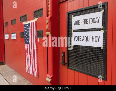 HOBOKEN, N.J. – 2 novembre 2021: Un luogo di polling è visto alla casa di fuoco della compagnia di motori No. 2 a Hoboken. Foto Stock