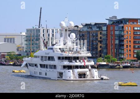 Londra, Regno Unito. Il Boardwalk, un superyacht lungo 77 metri di proprietà di Tilman Fertitta, è ormeggiato sul Tamigi a Bermondsey. Foto Stock