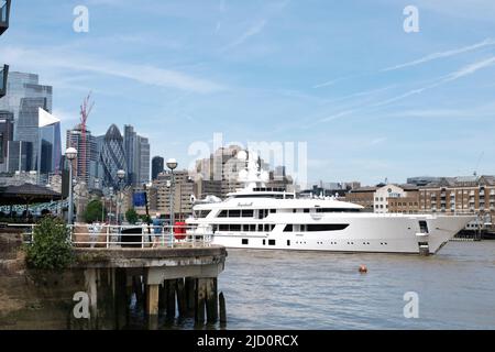 Londra, Regno Unito. Il Boardwalk, un superyacht lungo 77 metri di proprietà di Tilman Fertitta, è ormeggiato sul Tamigi a Bermondsey. Foto Stock
