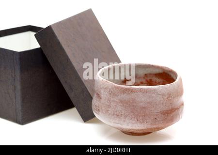 Una ciotola da tè usata nella cerimonia giapponese del tè matcha sfondo bianco Foto Stock