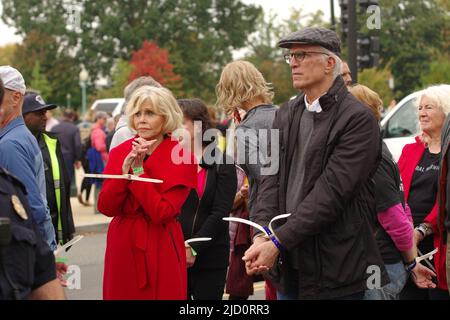 Gli attori Jane fonda e Ted Danson vengono arrestati al di fuori del Campidoglio degli Stati Uniti come parte di una protesta sul cambiamento climatico il 25 ottobre 2019. Foto Stock