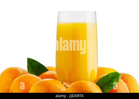 Succo d'arancia fresco in bicchiere di frutta d'arancia, isolato su bianco. Concetto di pubblicità. Disegno di imballaggio Foto Stock