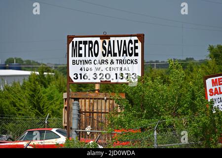 EL DORADO, KANSAS - 15 GIUGNO 2022 Metro Salvage cantiere pieno di auto e camion funti. Foto Stock