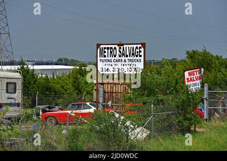 EL DORADO, KANSAS - 15 GIUGNO 2022 Metro Salvage cantiere pieno di auto e camion funti. Foto Stock