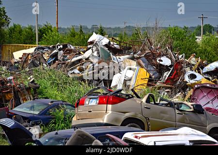 EL DORADO, KANSAS - 15 GIUGNO 2022 Metro Salvage cantiere pieno di auto e camion funti. Foto Stock