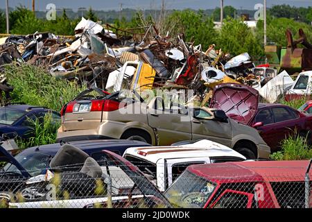 EL DORADO, KANSAS - 15 GIUGNO 2022 Metro Salvage cantiere pieno di auto e camion funti. Foto Stock