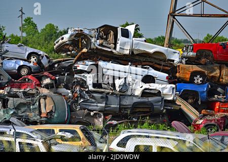 EL DORADO, KANSAS - 15 GIUGNO 2022 Metro Salvage cantiere pieno di auto e camion funti. Foto Stock