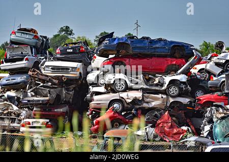 EL DORADO, KANSAS - 15 GIUGNO 2022 Metro Salvage cantiere pieno di auto e camion funti. Foto Stock