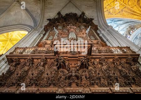 L'organo splendidamente artigianale nella Cattedrale di Siviglia, Siviglia, Spagna Foto Stock