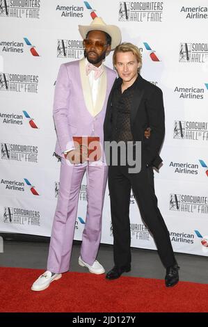 New York, Stati Uniti. 16th giugno 2022. (L-R) Jeremy O. Harris e Ronan Farrow partecipano al Gala 2022 Songwriters Hall of Fame Induction and Awards al New York Marriott Marquis, New York, NY, 16 giugno 2022 (Photo by Anthony Behar/Sipa USA) Credit: Sipa USA/Alamy Live News Foto Stock