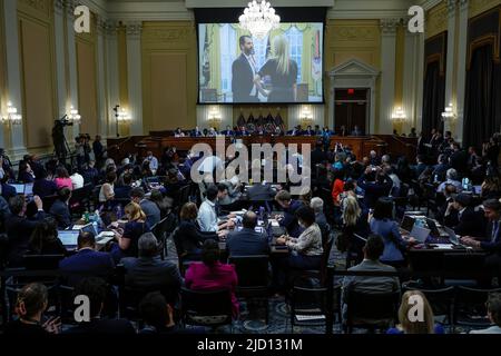 WASHINGTON, DC - GIUGNO 16: Un’immagine di Donald Trump Jr. E sua sorella Ivanka Trump, i figli dell’ex presidente Donald Trump, Viene visualizzato durante la terza udienza del Comitato di selezione della Casa per indagare l'attacco del 6th gennaio al Campidoglio degli Stati Uniti nel Cannon House Office Building il 16 giugno 2022 a Washington, DC. Il comitato bipartisan, che ha raccolto prove per quasi un anno relative all'attacco del gennaio 6 al Campidoglio degli Stati Uniti, sta presentando i suoi risultati in una serie di audizioni televisive. Il 6 gennaio 2021, i sostenitori dell’ex presidente Donald Trump hanno attaccato l’Unione Foto Stock